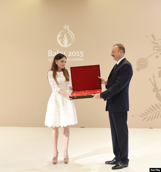 Ázerbaıjan prezıdenti Ilham Álıev áıeli Mehrıban Álıevaǵa ákesi Geıdar Álıevtiń atyndaǵy orden tapsyryp tur. Baký, 29 maýsym 2015 jyl.