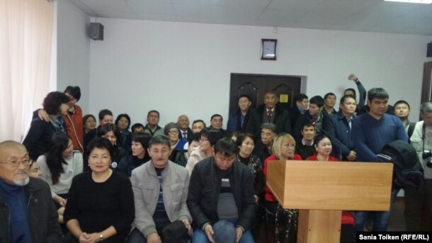 Макс Боқаев пен Талғат Аянның үкімін тыңдауға келген жұрт сот залында отыр. Атырау, 28 қараша 2016 жыл.