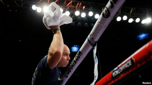 Бруктың бапкері Доминик Ингл рефериден кездесуді тоқтатуды сұрап тұрған сәті. Лондон. 10 қыркүйек 2016 жыл.