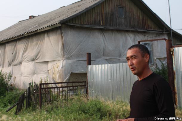 Айдынбек Қыдырбаев өз отбасы тұрып жатқан үйдің қасында тұр. Мамлют ауданы, Солтүстік Қазақстан облысы, 23 шілде 2016 жыл.