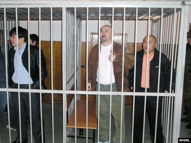 Шаңырақ ісі бойынша сотталған азаматтар: Арон Атабек (сол жақтан екінші), Құрманғазы Өтегенов (оң жақта). Алматы, 5 қазан 2007 жыл.