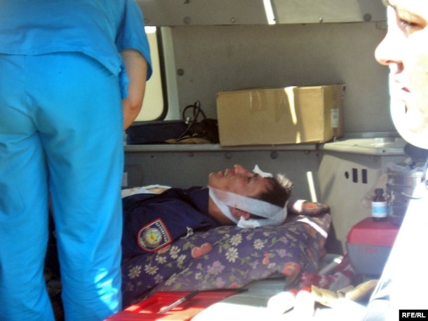 Жараланған полицей Әсет Бейсенов жедел жәрдем көлігінде жатыр.
