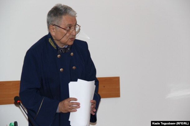 Almaly aýdandyq soty sýdıasy Narıman Begalıevtiń Taıyr Qaldybaev pen Gýzál Baıdalınovanyń úkimin oqyǵan kezi. Almaty, 23 mamyr 2016 jyl.