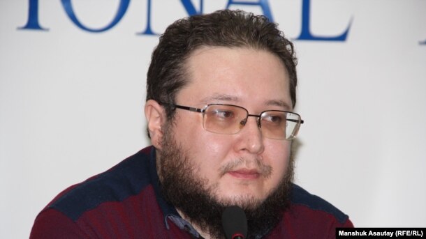 Nakanune.kz. jáne "Respýblıka" saıttaryndaǵy "Kazkommersbankti" qaralaıtyn materıaldardyń tapsyryspen jazylǵany jaıly iste kýáger bolǵan jýrnalıs Mahambet Áýezov.