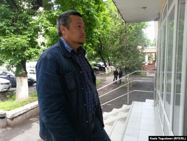 Nakanune.kz. jáne "Respýblıka" saıttaryndaǵy "Kazkommersbankti" qaralaıtyn materıaldardyń tapsyryspen jazylǵany jaıly iste kýáger bolǵan jýrnalıs Rafael Balgın.