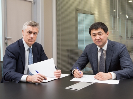 kayrat-satybaldyuly-i-maykl-kalvi-podpisali-memorandum-o-sotrudnichestve_1