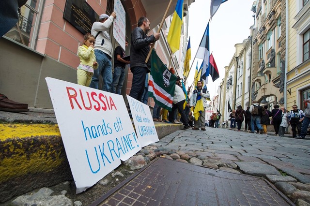 пикет-таллин-посольство-россии-украина-10