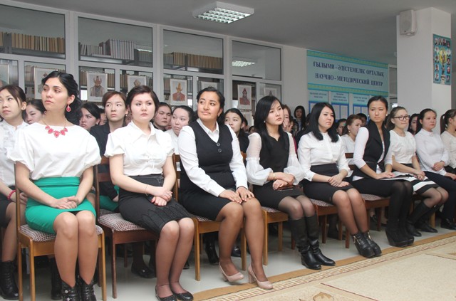 Ýnıversıtet stýdentteri